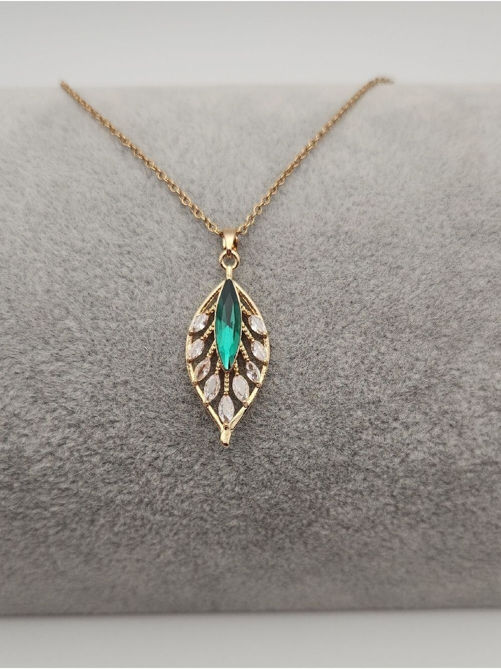 18k Gold Plated Emerald Colored Leaf Pendant Necklace Jewelry